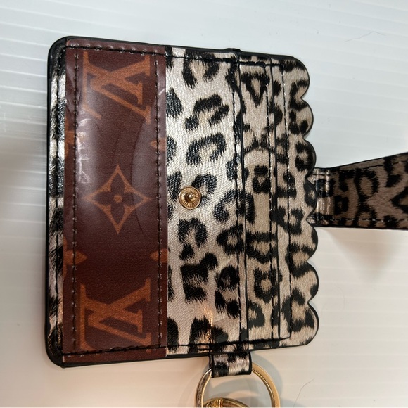 Leopard Print Card Holder with Keychain. - Picture 4 of 5